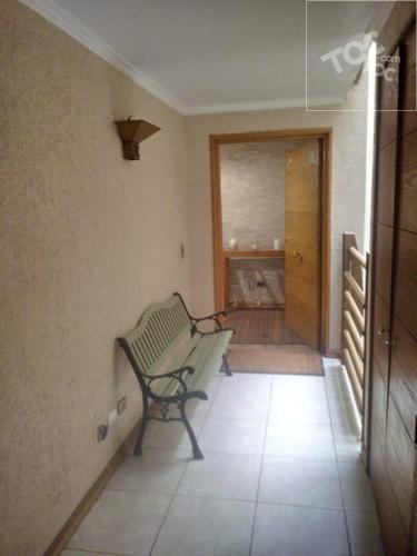 Se vende 3 D + 2 B + servicio en Lo Barnechea
