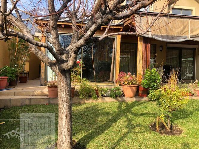 Casa de 2 pisos en exclusivo Condominio, La Reina