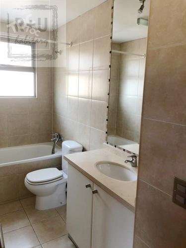 Casa de 2 pisos en exclusivo Condominio, La Reina