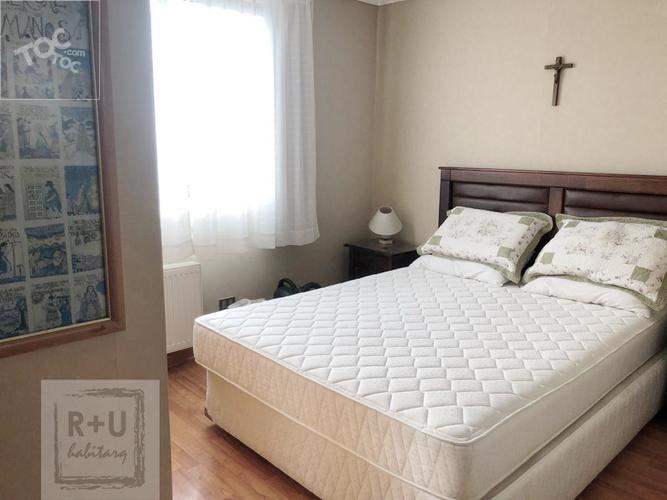 Casa de 2 pisos en exclusivo Condominio, La Reina
