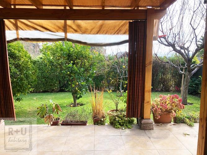 Casa de 2 pisos en exclusivo Condominio, La Reina