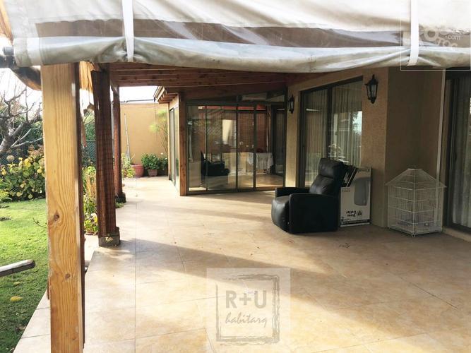 Casa de 2 pisos en exclusivo Condominio, La Reina