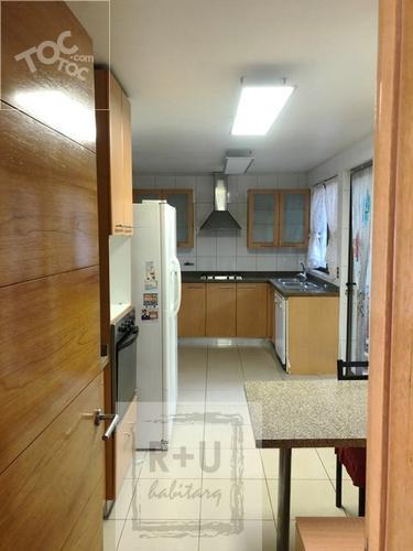 Casa de 2 pisos en exclusivo Condominio, La Reina