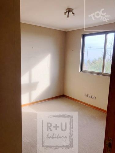 Casa de 2 pisos en exclusivo Condominio, La Reina