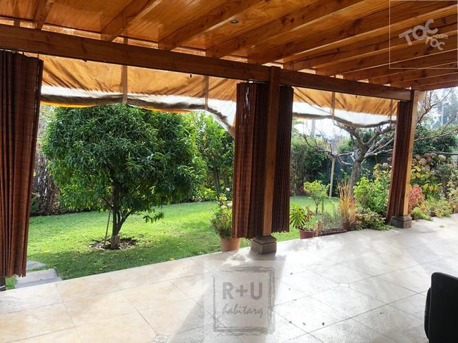 Casa de 2 pisos en exclusivo Condominio, La Reina
