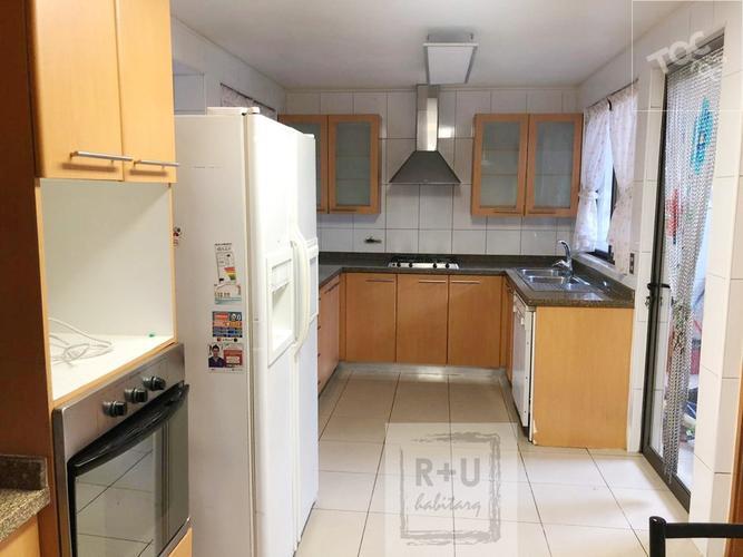 Casa de 2 pisos en exclusivo Condominio, La Reina
