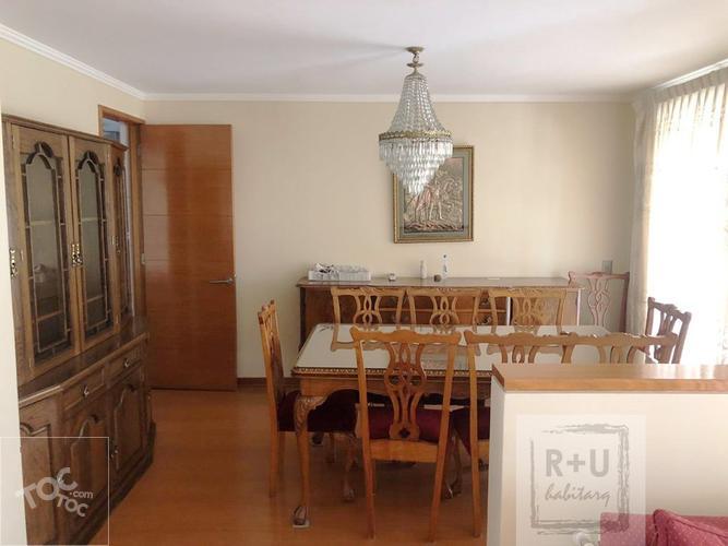 Casa de 2 pisos en exclusivo Condominio, La Reina