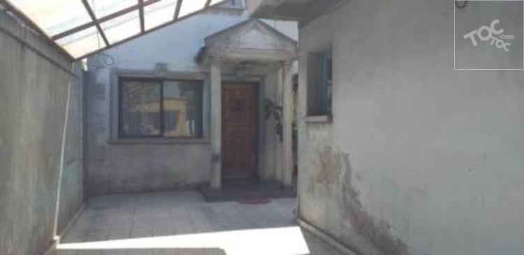 Amplia casa de 3 Pisos con 7D 3B en Calle Piramide Comuna de San Joaquin