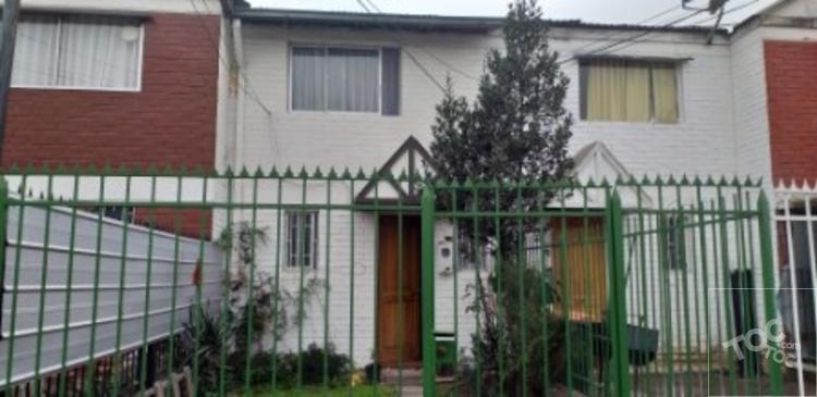 Casa de 2 pisos con 2D 2B, Ubicada en Hermanos Cardemil, en la Comuna de Maipú