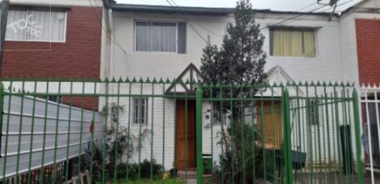Casa de 2 pisos con 2D 2B, Hermanos Cardemil, frente al Hospital de Carmen en la Comuna de Maipú