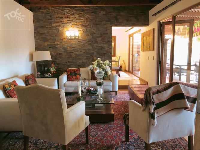 MARAVILLOSA Y AMPLIA CASA EN VENTA – CONDOMINIO LA FUENTE – COLINA, CHICUREO