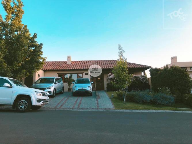MARAVILLOSA Y AMPLIA CASA EN VENTA – CONDOMINIO LA FUENTE – COLINA, CHICUREO