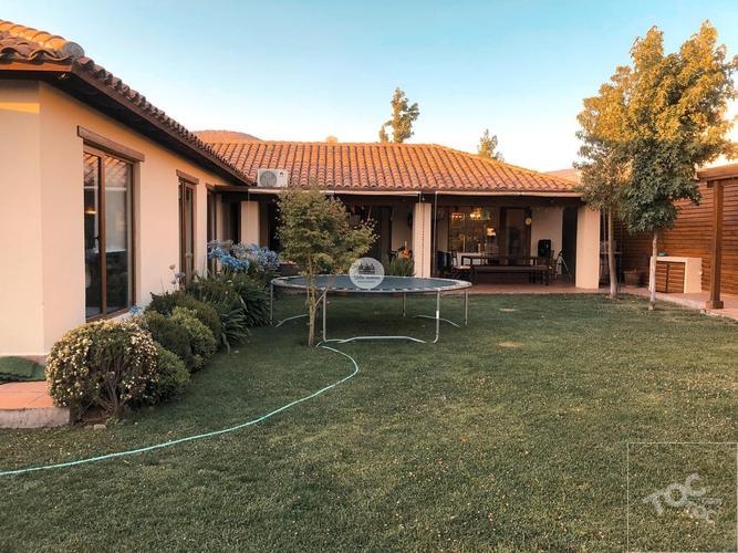 MARAVILLOSA Y AMPLIA CASA EN VENTA – CONDOMINIO LA FUENTE – COLINA, CHICUREO