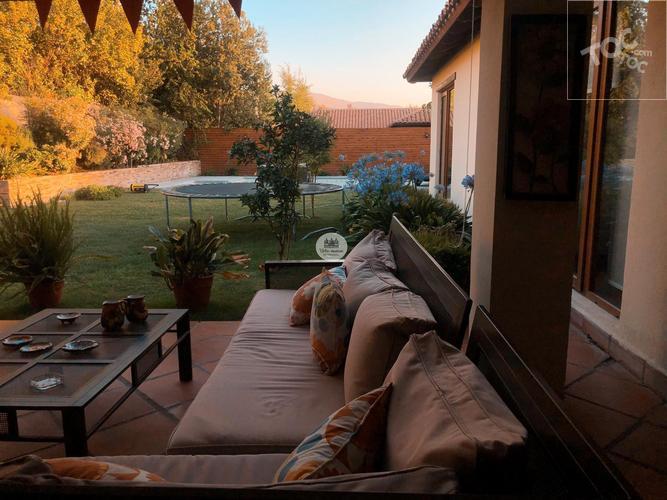 MARAVILLOSA Y AMPLIA CASA EN VENTA – CONDOMINIO LA FUENTE – COLINA, CHICUREO