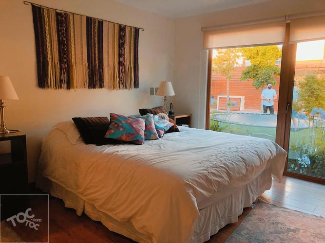 MARAVILLOSA Y AMPLIA CASA EN VENTA – CONDOMINIO LA FUENTE – COLINA, CHICUREO