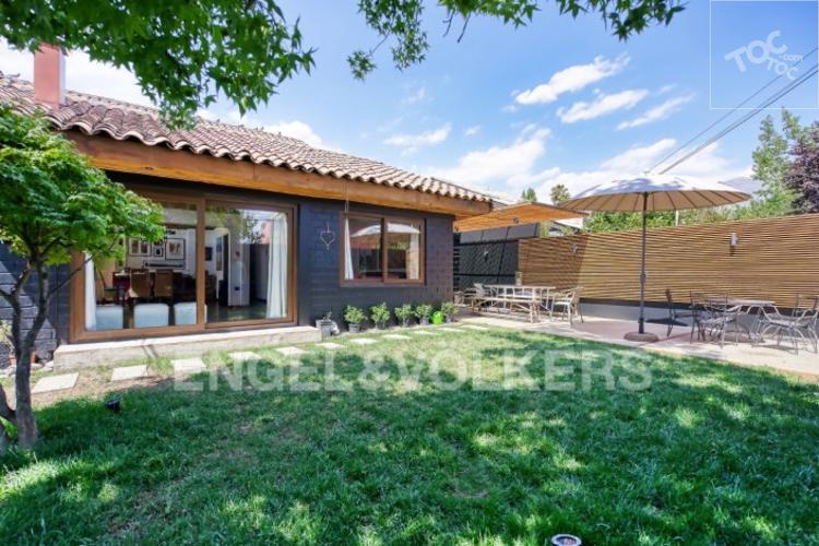 Casa remodelada en calle tranquila