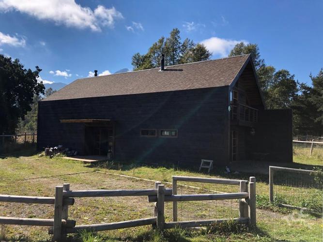 ESTILOSA CASA GALPON EN CONDOMINIO PRIVADO PUCON