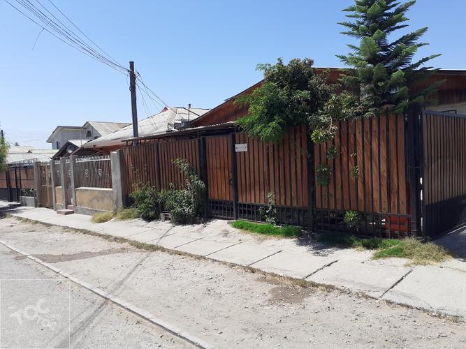 Se Vende Amplia Casa 4D, 1B en calle Isla Walton Lo Prado