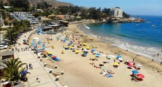 Casa en la playa, con amplio terreno