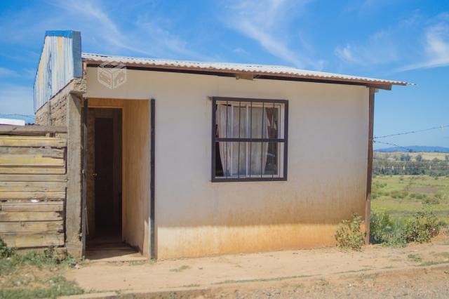 Pequeña casa en gran sitio a 3 cuadras del centro