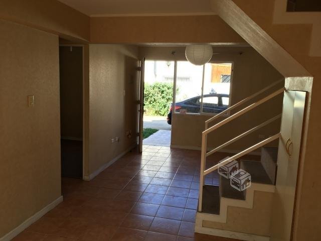 2 pisos, cercana estacion El Belloto, condominio