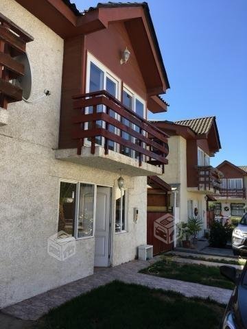 2 pisos, cercana estacion El Belloto, condominio