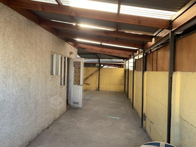 2 pisos, cercana estacion El Belloto, condominio