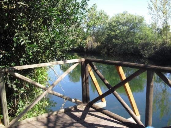 Hermosa parcela con casa y muelle en río