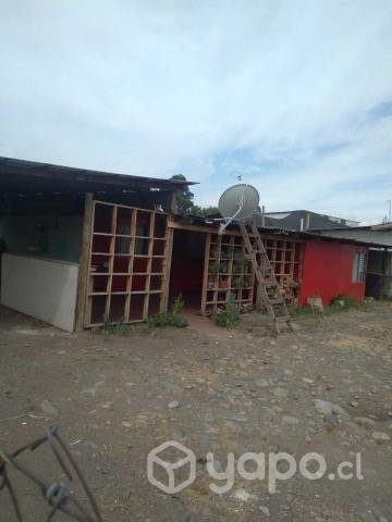 Terreno con casa de material ligero