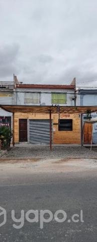 Casa con local comercial